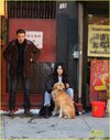 hailee-steinfeld-jeremy-renner-with-lucky-the-pizza-dog-07.jpg